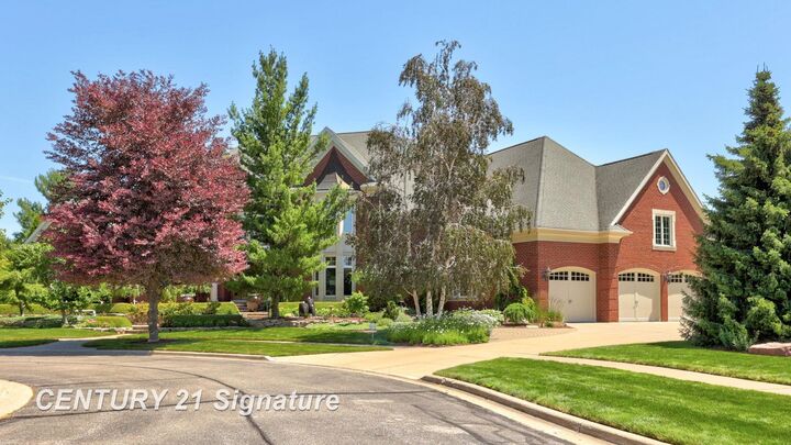 Property Photo: 8 Appleshire Court MI 48623
