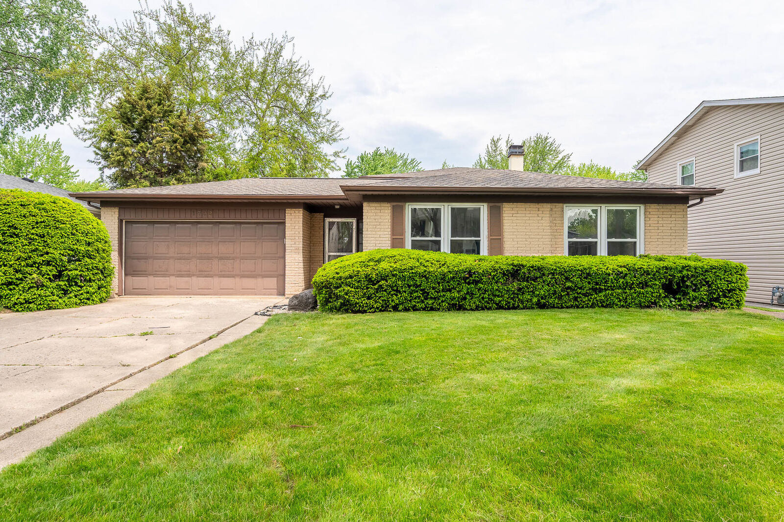 Property Photo: 1722 W Pheasant Trail IL 60056