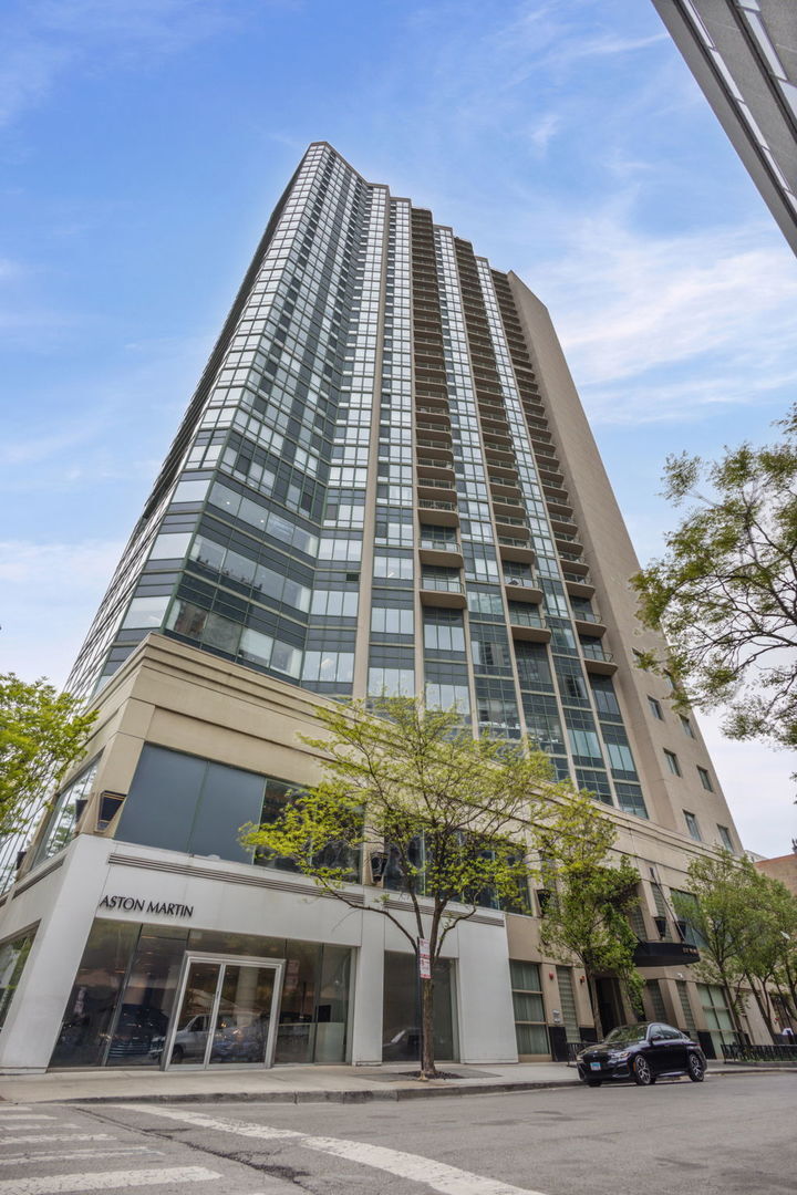 Property Photo: 111 W Maple Street 1807 IL 60610