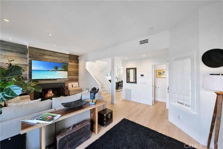 Property Photo:  811 W 15th 2B  CA 92663 
