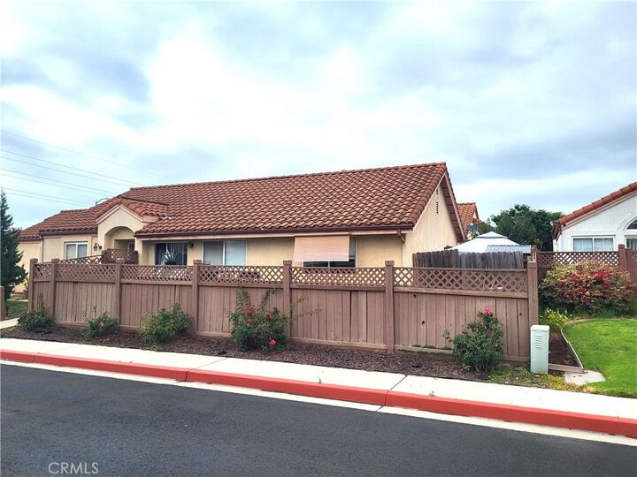 Property Photo:  715 Hawthorn  CA 93458 