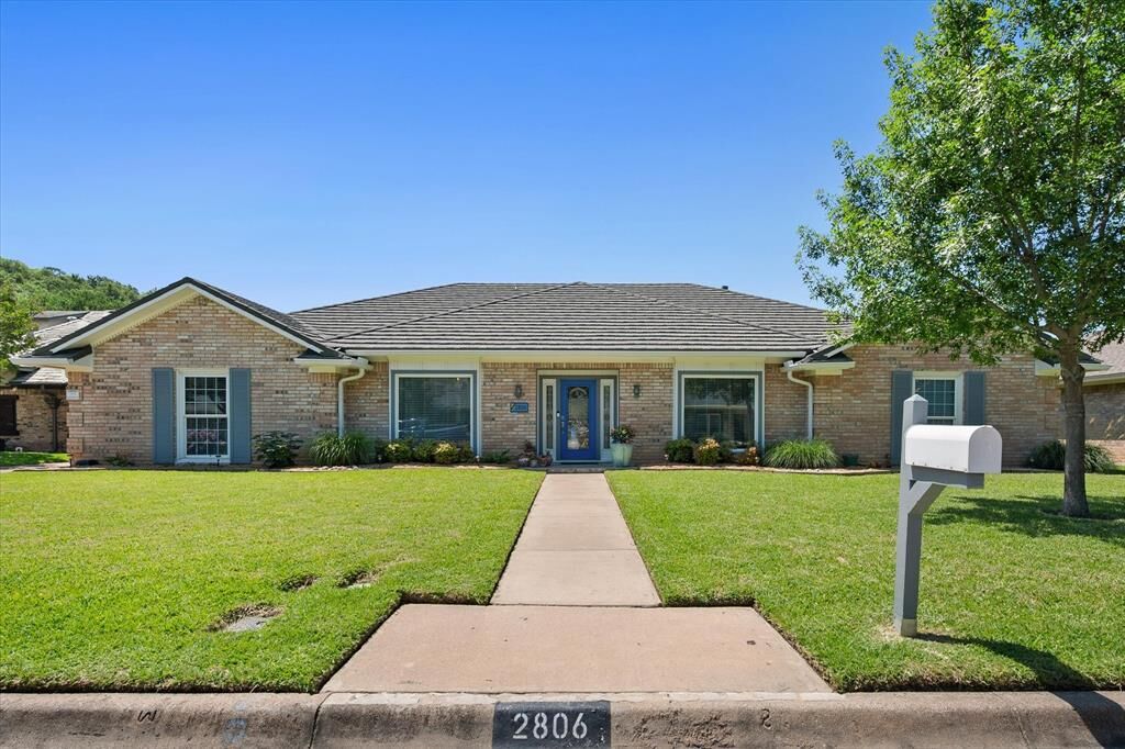 Property Photo: 2806 Augusta Lane TX 76012