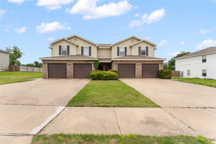 Property Photo:  2004 Azlin Place  AR 72761 