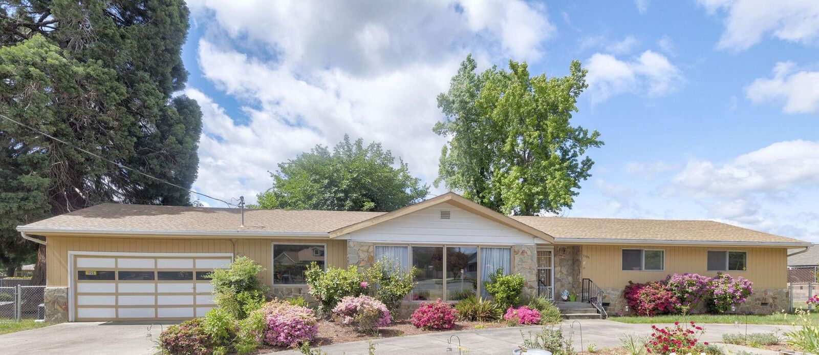 Property Photo:  1195 E Park Street  OR 97527 