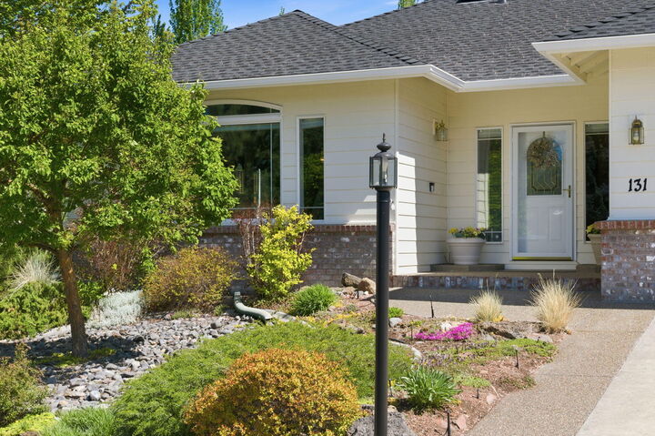 Property Photo: 131 SE Airpark Drive OR 97702
