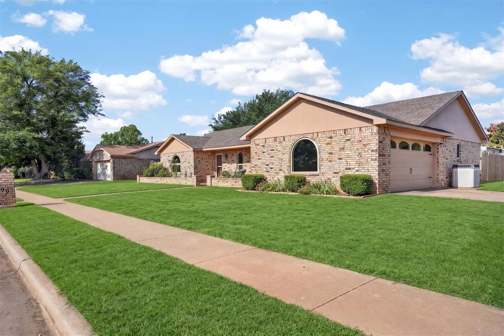 Property Photo:  909 Canterbury Boulevard  OK 73521 
