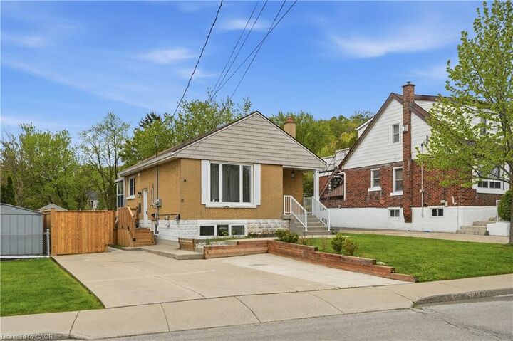 Property Photo:  38 Dunkirk Drive B  ON L8K 4X1 