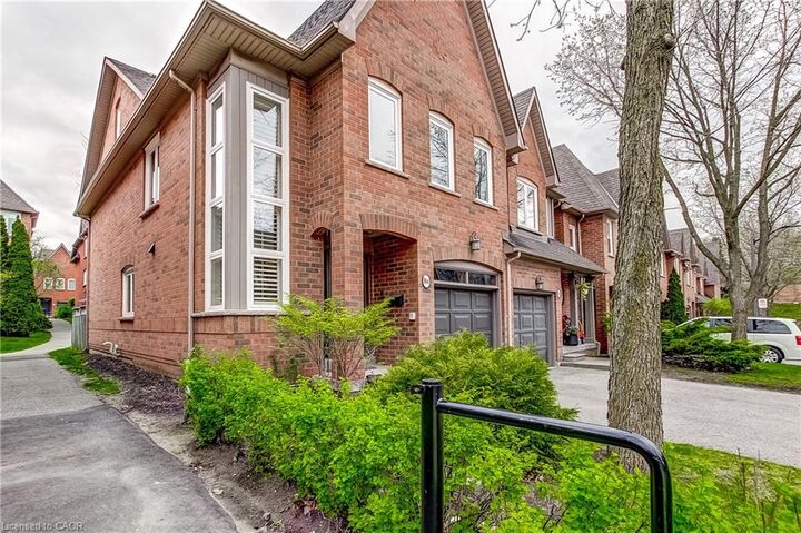 Property Photo: 1084 Queen Street W 8B ON L5H 4K4