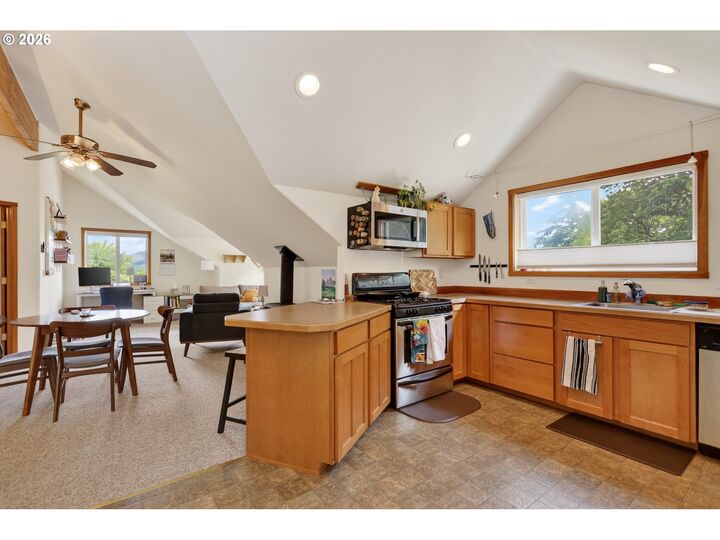 Property Photo:  921 Eugene St  OR 97031 