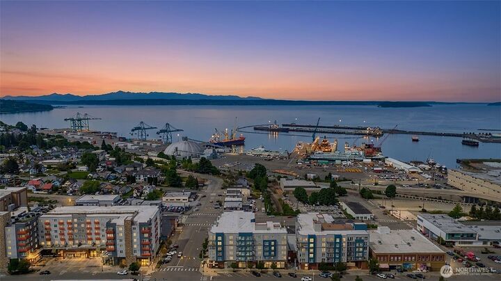 Property Photo:  2824  Grand Avenue A611  WA 98201 