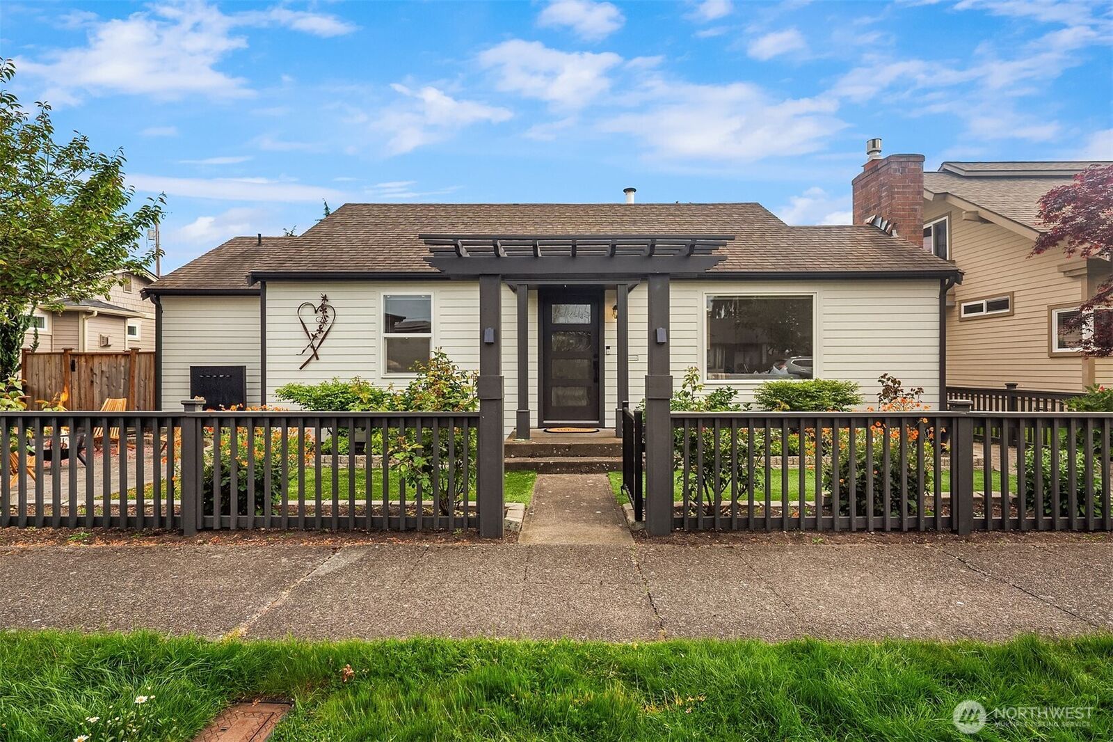 Property Photo:  618  Alder Street  WA 98020 