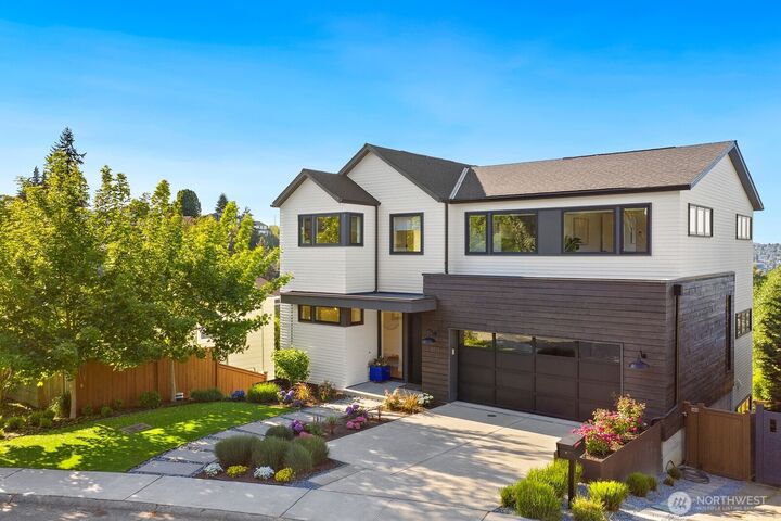 Property Photo:  728 W Etruria Street  WA 98119 