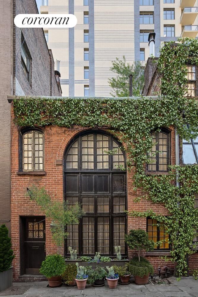 Property Photo:  4 Sniffen Court  NY 10016 