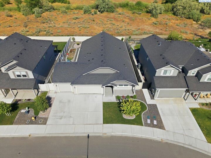 Property Photo:  647 Marysville Way  WA 99352-7880 