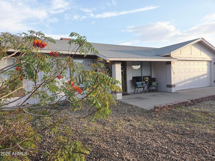 Property Photo:  5729 W John Cabot Road  AZ 85308 