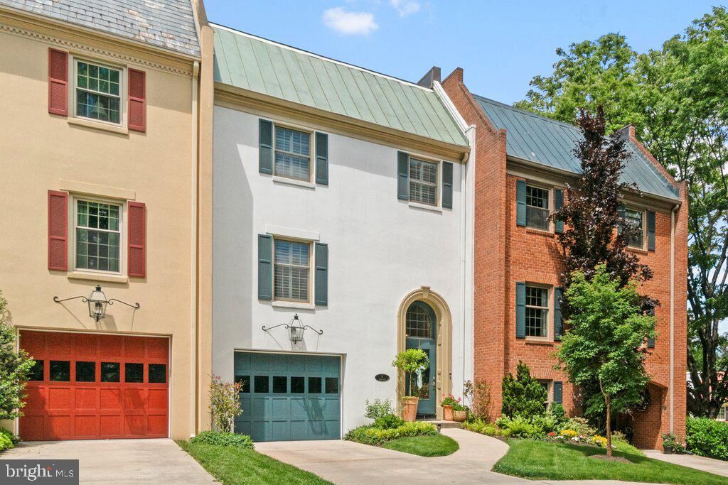 Property Photo:  4 Hume Court 25  MD 21204 