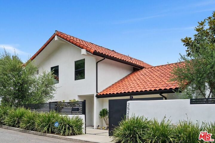 Property Photo:  2528 Carman Crest Dr  CA 90068 