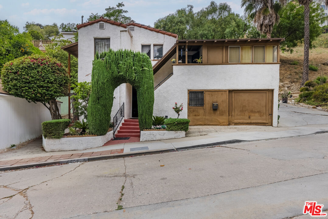 Property Photo:  2251 Moss Ave  CA 90065 