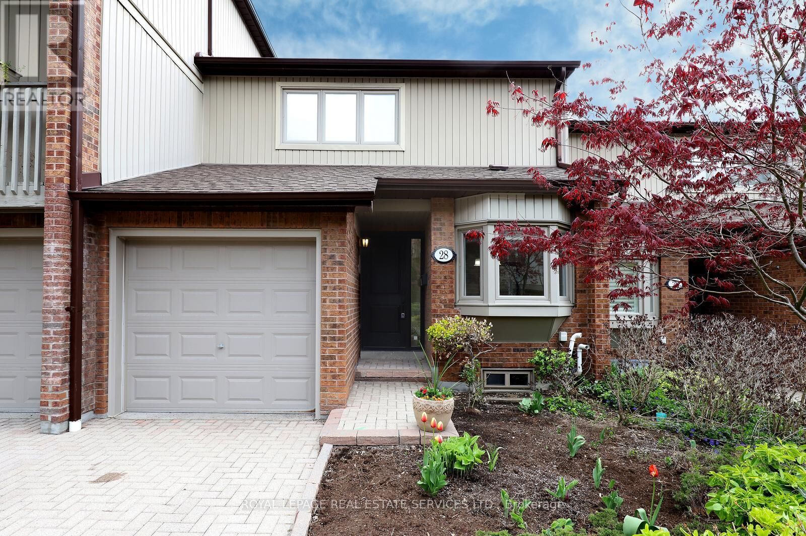 Property Photo: 1180 Walden Circle 28 ON L5J 4J9