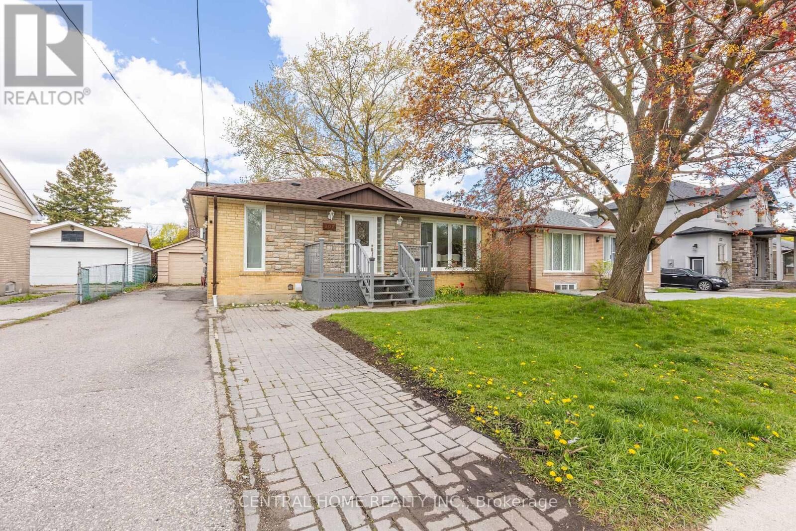 Property Photo: 307 Boisdale Avenue ON L4C 1R4