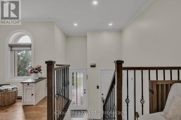 Property Photo:  1370 Pickwick Drive  ON L5V 2H4 