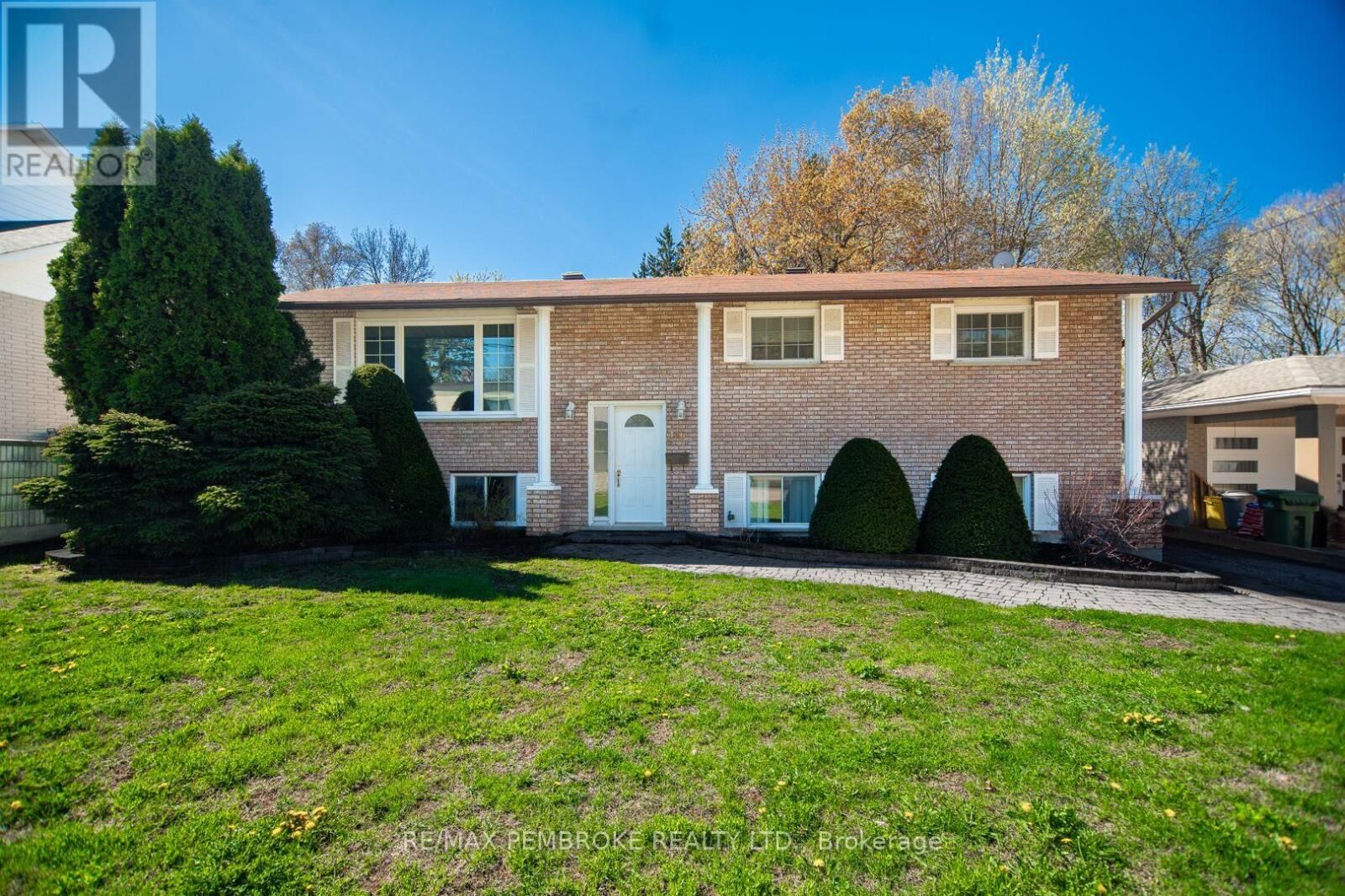 Property Photo:  486 Irving Street  ON K8A 2T4 