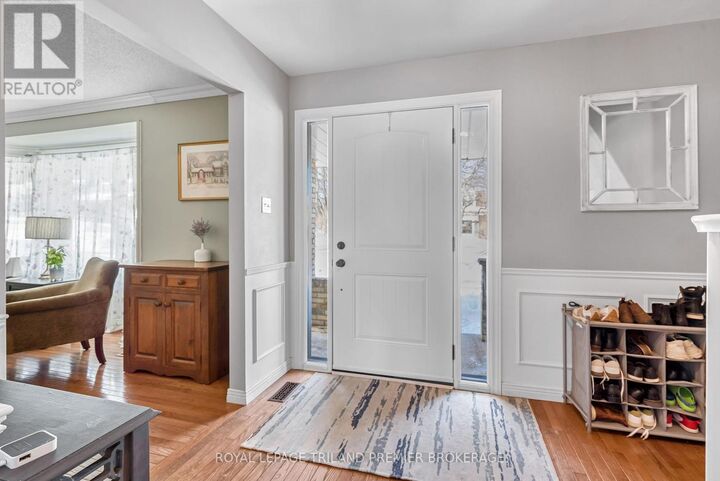 Property Photo:  31 Foxcroft Crescent  ON N6K 3A3 