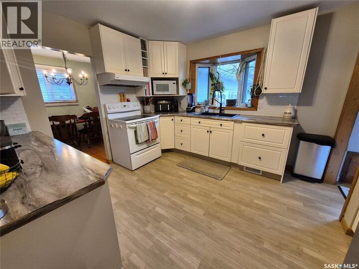Property Photo:  451 Woodlawn Crescent  SK S4H 0X5 