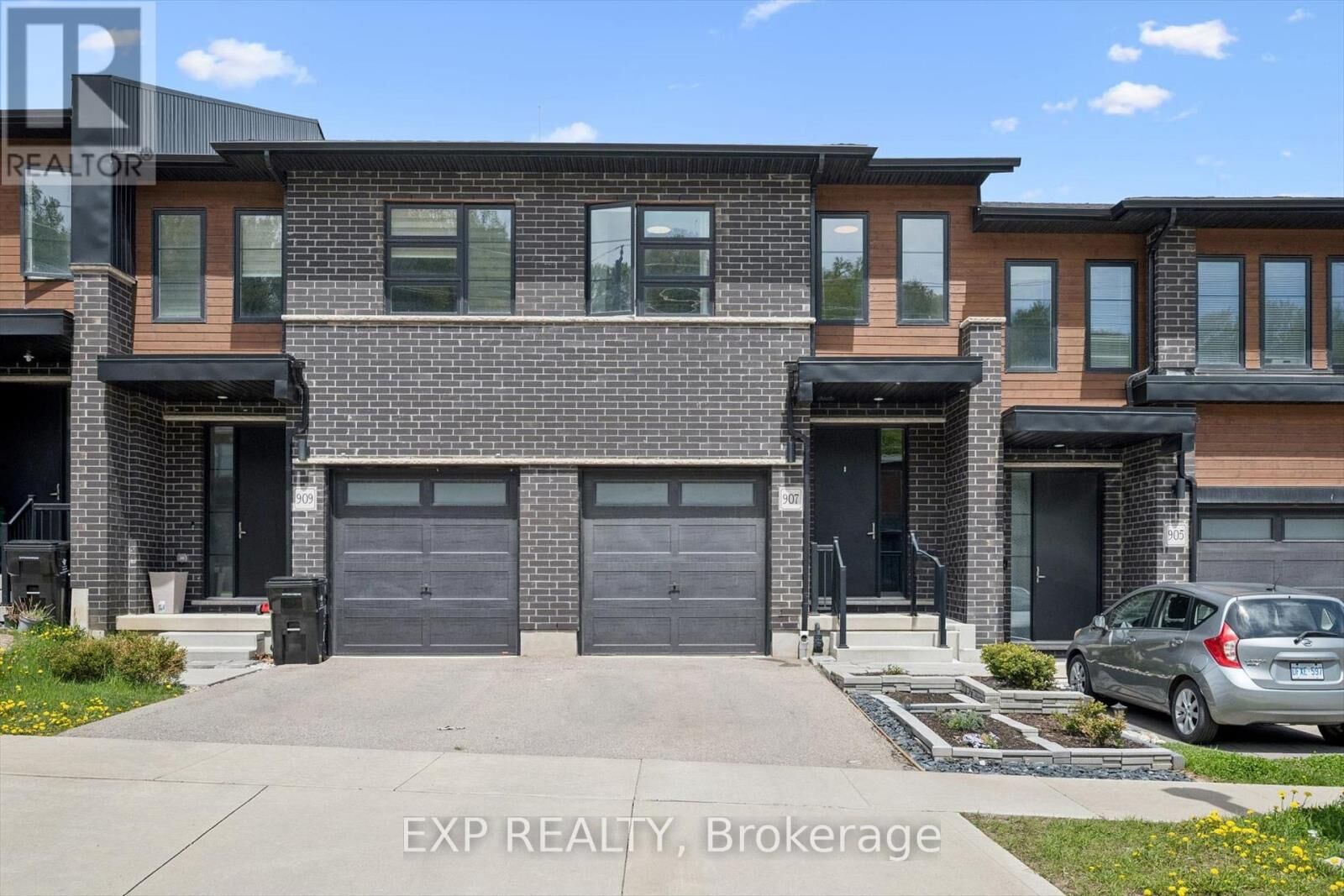 Property Photo:  907 Robert Ferrie Drive  ON N2R 0P2 