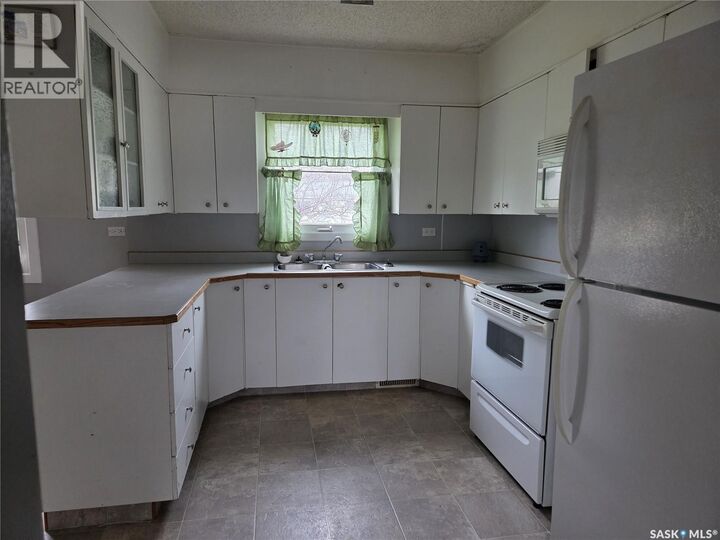Property Photo:  249 Sixth Street NE  SK S0A 4J0 