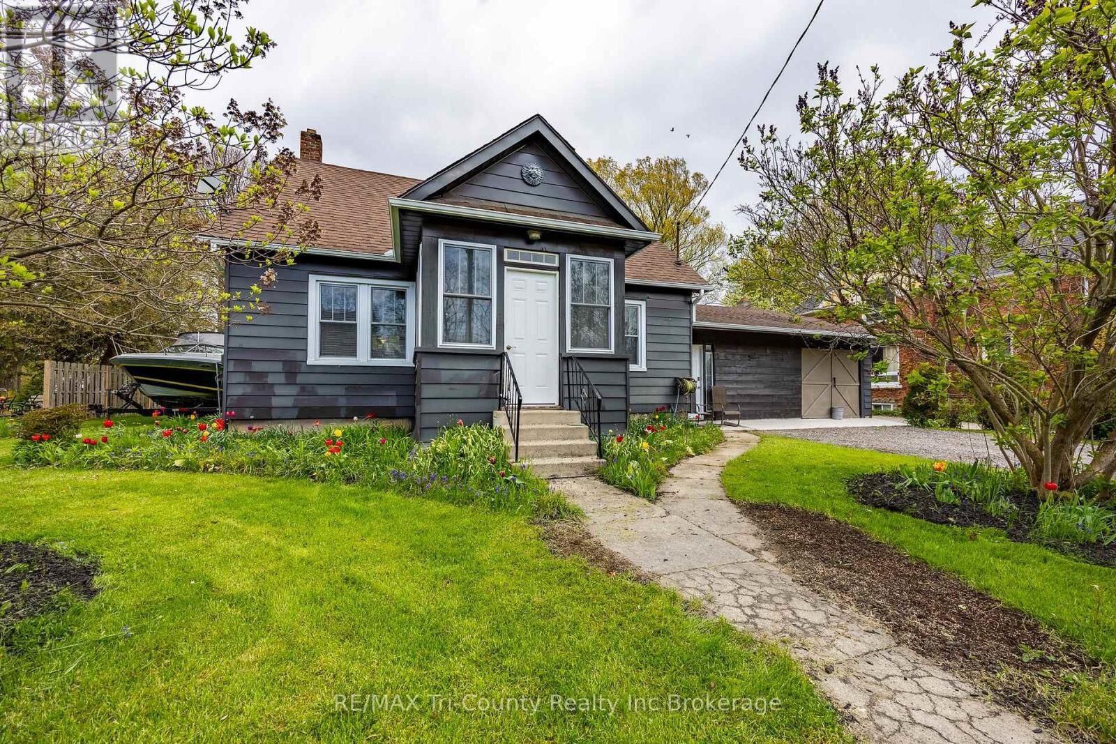 Property Photo:  33 Wellington Street  ON N0J 1T0 
