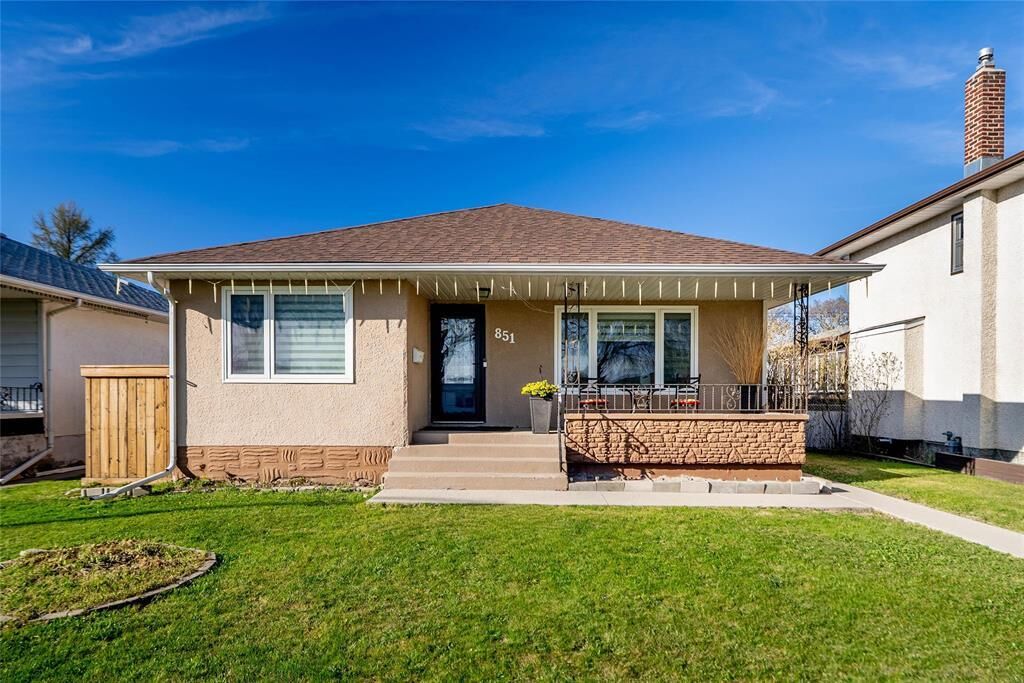Property Photo:  851 Inkster Boulevard  MB R2X 1N6 