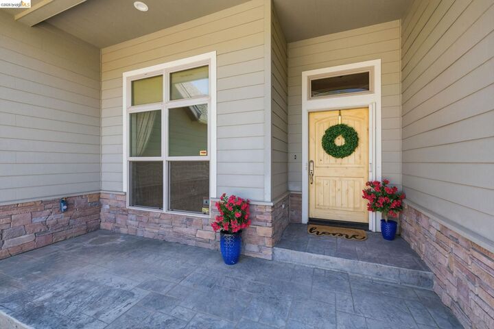 Property Photo: 16464 Crestridge Ave CA 95370