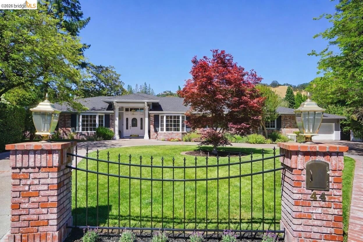 Property Photo:  44 Squire Ct  CA 94507 