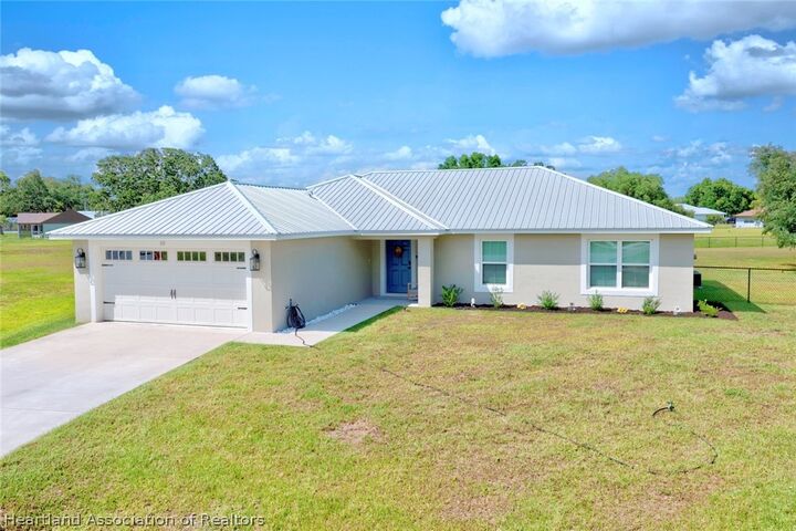 Property Photo: 111 Vale Court FL 33876