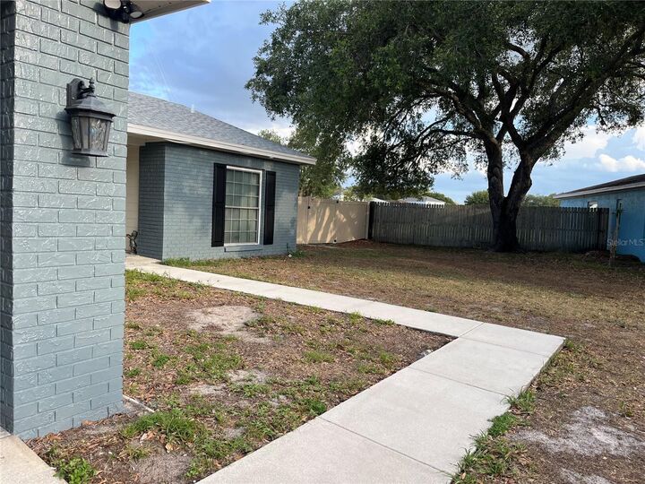 Property Photo: 13318 Hollowbend Lane FL 33569