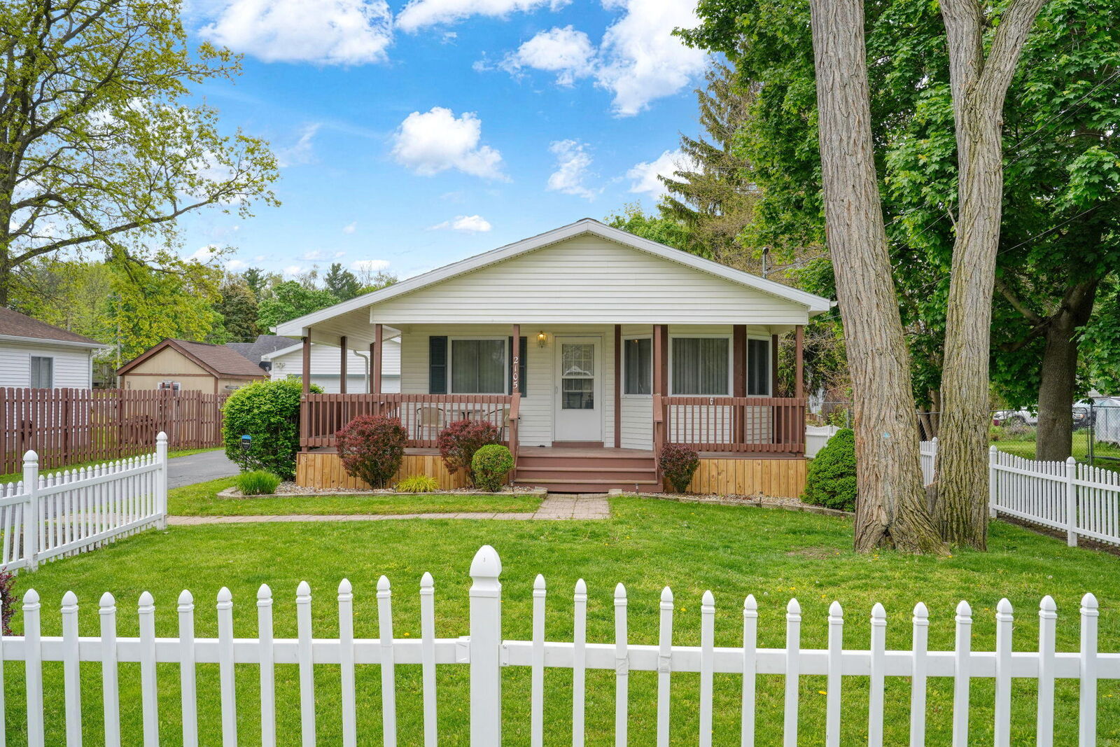 Property Photo:  2105 Carlton Boulevard  MI 49203 
