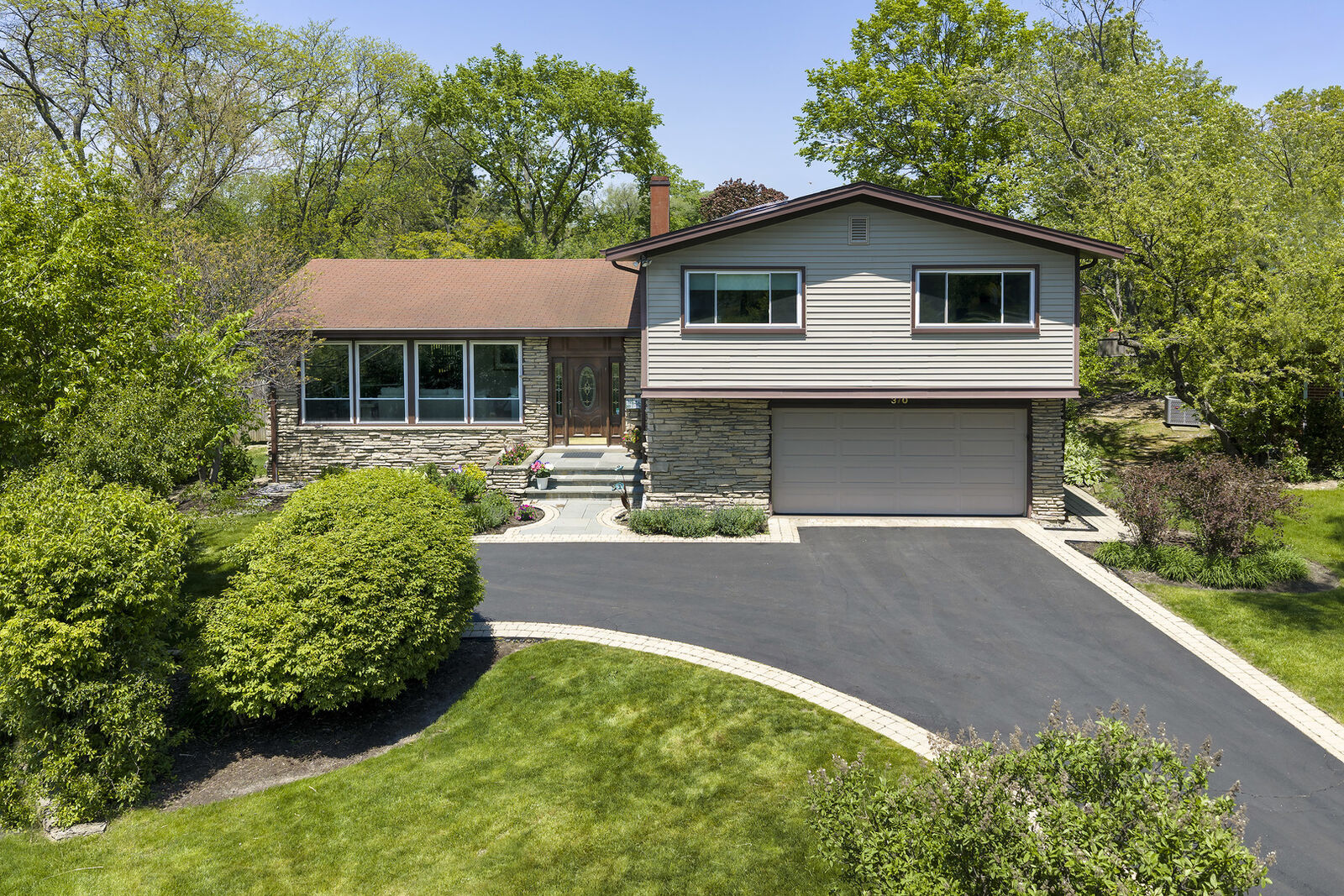Property Photo: 370 Charal Lane IL 60035