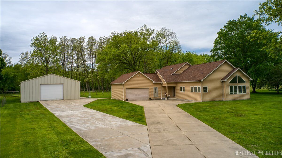Property Photo:  
