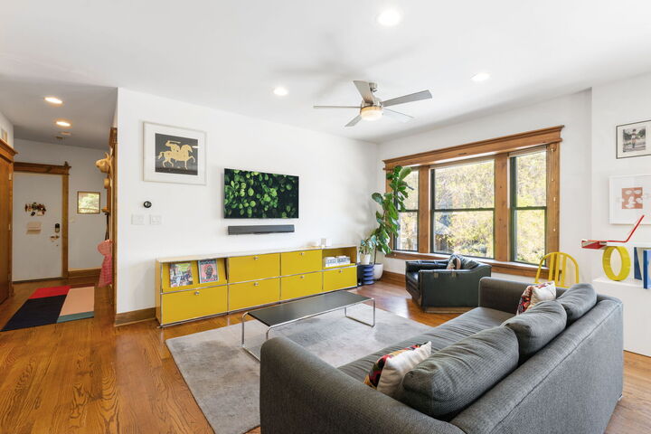 Property Photo: 1803 W Huron Street 2 IL 60622