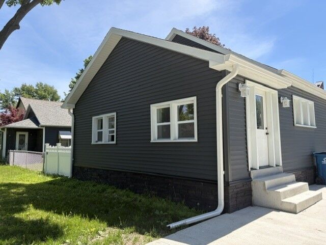 Property Photo:  425 W Cleveland Street  IL 61362 