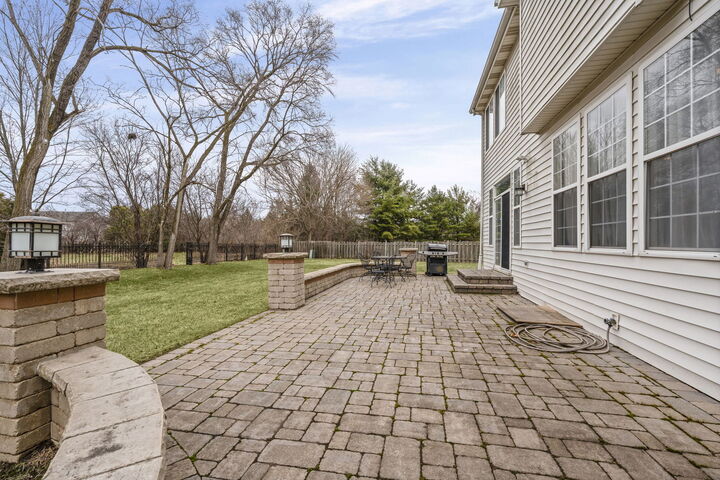 Property Photo:  2188 Avalon Drive  IL 60089 