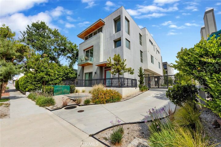 Property Photo:  941 E California Boulevard 1  CA 91106 