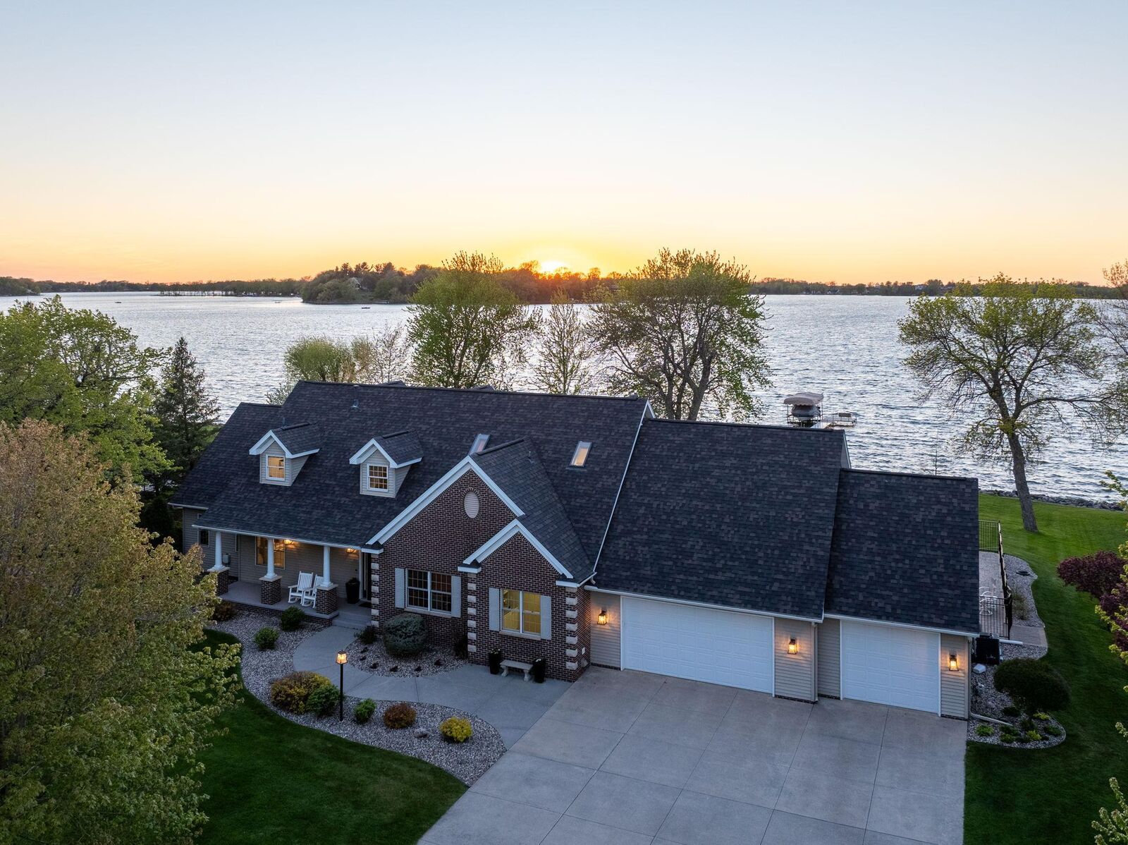 Property Photo:  4470 Washington Boulevard  MN 56063 