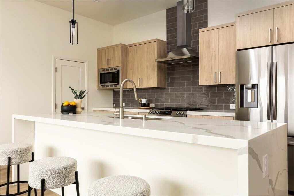 Property Photo: 1901 S Harwood Street 106 TX 75215