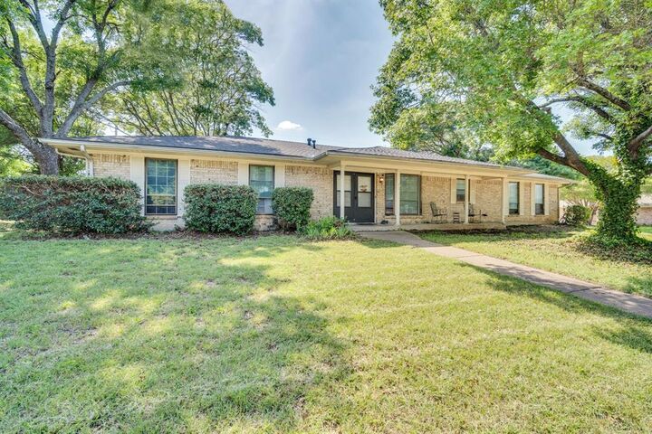 Property Photo:  401 Westview Terrace  TX 76065 