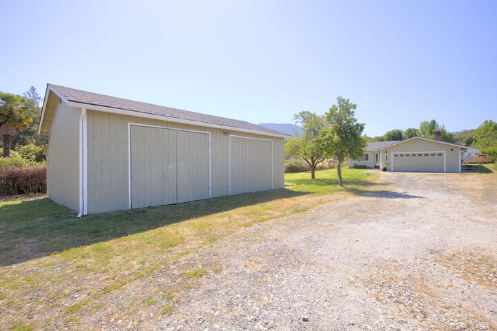 Property Photo:  1225 SE Grandview Avenue  OR 97527 