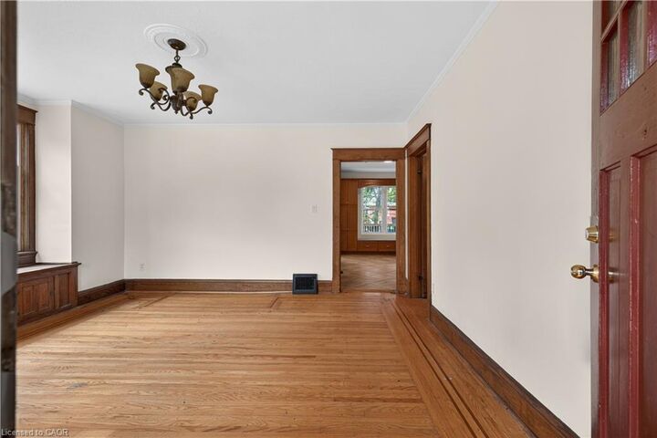 Property Photo:  48 Stirling Avenue N  ON N2H 3G5 