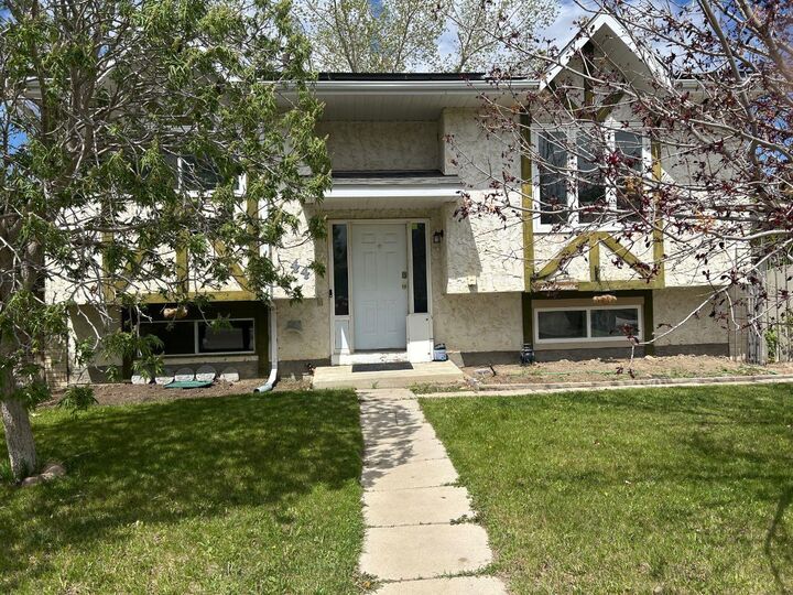 Photo de la propriété: 44 Wildrose Crescent W AB T1R 0A4