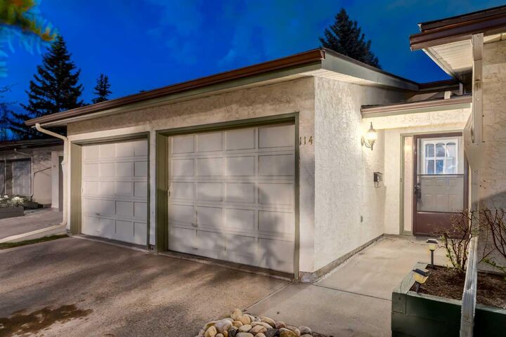Property Photo:  114 Strathlorne Mews SW  AB T3H 1V1 